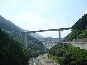 下流側から見た雷電廿六木橋と滝沢ダム。手前(上)が大滝大橋、奥(下)が廿六木大橋