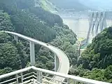 展望台より望む廿六木大橋と滝沢ダム