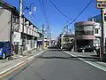 県道30号線毛呂山町医大前交差点の側からみた県道186号線。写真奥が毛呂駅。