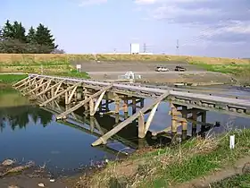 越辺川に架かる八幡橋(桁下部に鋼材使用、木組みの流木避け。)