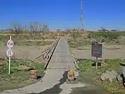 島田橋（埼玉県・越辺川、2011年） - 木橋（桁下部に鋼材使用）。木組みの流木避け。