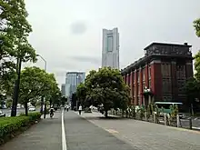 本線北側（画像では右側）にある旧帝蚕倉庫事務所（通称：北仲BRICK）（※2014年5月撮影）