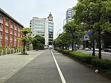 本線終点部北側（画像では左側）にある横浜第二合同庁舎（旧横浜生糸検査所）