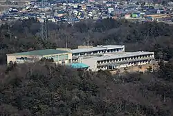 猿啄城の展望台から望む坂祝町立坂祝中学校(2014年3月15日撮影)