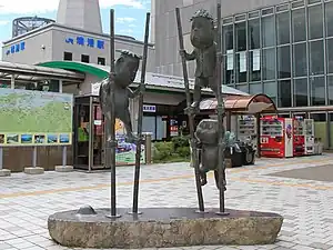 駅前広場の河童の三平・タヌキ・カッパ像