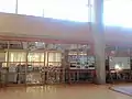 みつばホールに隣接する図書館