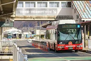 駅構内の専用道とBRT車両(盛駅)