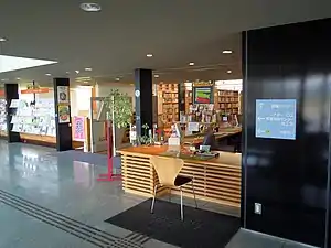 酒田市ひらた図書センターの入口付近