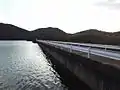 ダム湖を湖畔より望む