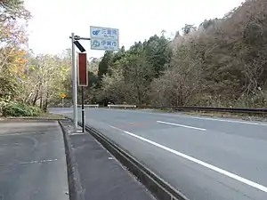 滋賀県・三重県境となる桜峠。紀北町方面をのぞむ（2017年12月）