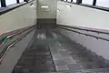 地下通路・改札口に通ずるスロープ