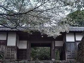 秋月城長屋門と桜