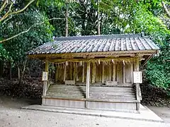 境内社 日子・楠神社（左側）、春日神社（右側）