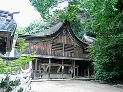 本殿。覆屋で覆われている。