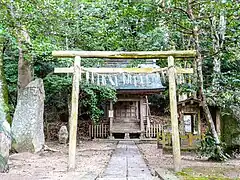 境内社 櫻井猿田彦神社（正面）。鳥居右手奥に塞の神