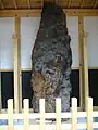 旗立松(子別れ松)楠木正成が軍旗を立てかけたとされる古木(1897年〈明治30年〉枯死一部保存)