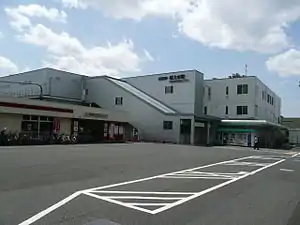 桜上水駅 北口と橋上駅舎(2013年8月撮影)