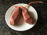 エルサルバドルのチョリソは干さずやわらかい。2つずつ結んである。