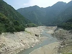 大川橋より望む、満水時(上)と渇水時(下)のさめうら湖。中央部に旧大川村役場がある(2008年渇水時)。