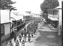 1899年3月のアピア包囲でのサモア戦士とアメリカ軍兵士。