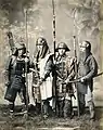 侍風の男たちと亀甲の甲冑（1880年代）