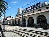 各通勤鉄道と接続するサンタフェ・ディーポ（Santa Fe Depot）は1915年からの長い歴史を持つ駅である