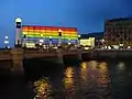 LGBT旗がライトアップされたクルサール