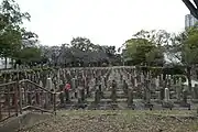 特に崩壊が激しい墓碑には赤の三角コーンが設置されている（2019年1月）
