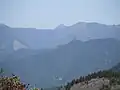 譲ヶ葉森より、中央三角が高月山、そのすぐ右が当山