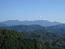 三本杭（中央左よりの奥）と高月山（左）