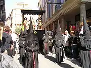 2007年のセメーヌ・サント。告解者の扮装で練り歩く