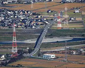 池田山から望む揖斐川に架かる岐阜県道273号池田揖斐川大野線の三町大橋（2014年11月10日撮影）