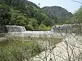 階段状の水通しと袖部を持つ砂防堰堤(兵庫県六甲山)