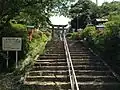 埴生神社の参道と鳥居