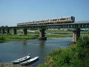 宮川橋梁を渡る快速「みえ」