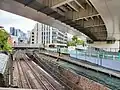 参宮橋駅付近では切通しとなる。