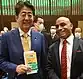 スィンハ・サンジーヴ氏と安倍晋三元首相がスィンハの著書を推奨