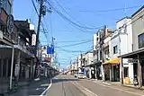 本町通りの雁木（手前）やアーケード（奥）。かつてはこの本町通り沿いに百貨店・GMSのまるよしが立地していた。左端に写る6階建ての「東映ムービル」では2000年頃まで映画館が営業していた（2020年4月）