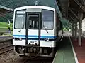 石見川本駅で発車を待つ426D。