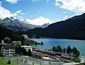 サンモリッツ湖とサンモリッツ駅