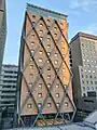 本社ビルを西側から見る