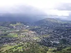 ビショップ峰の頂上から東のサンルイスオビスポの町を見下ろす