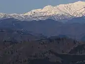 南側の高賀山から望む毘沙門岳、中央奥に三ノ峰