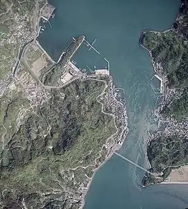 国土交通省 国土地理院 地図・空中写真閲覧サービスの空中写真を基に作成。写真中央やや右から下が三之瀬、上の港が丸岡港、右の対岸が向浦港。