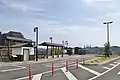 駅前ロータリー入口より（左は多目的トイレ、右奥は駐輪場）