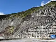 巨大な落石防止の壁（三宝港）