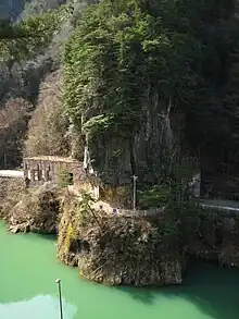 山清路橋(上)・新山清路橋(中央)・山清路トンネル(下)を高台の展望台から望む。
