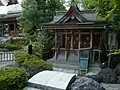 境内社・三姉妹神社。背後に見えるのは柴田神社本殿