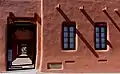 サンタフェ市内のアドビの建物と回廊