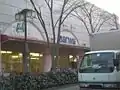 昭和63年にオープンしたスーパー三和・稲城店。当時から有数の売り場面積を誇り、堀之内店と並ぶ旗艦店舗である。手前が稲城駅、奥が向陽台郵便局方向。
